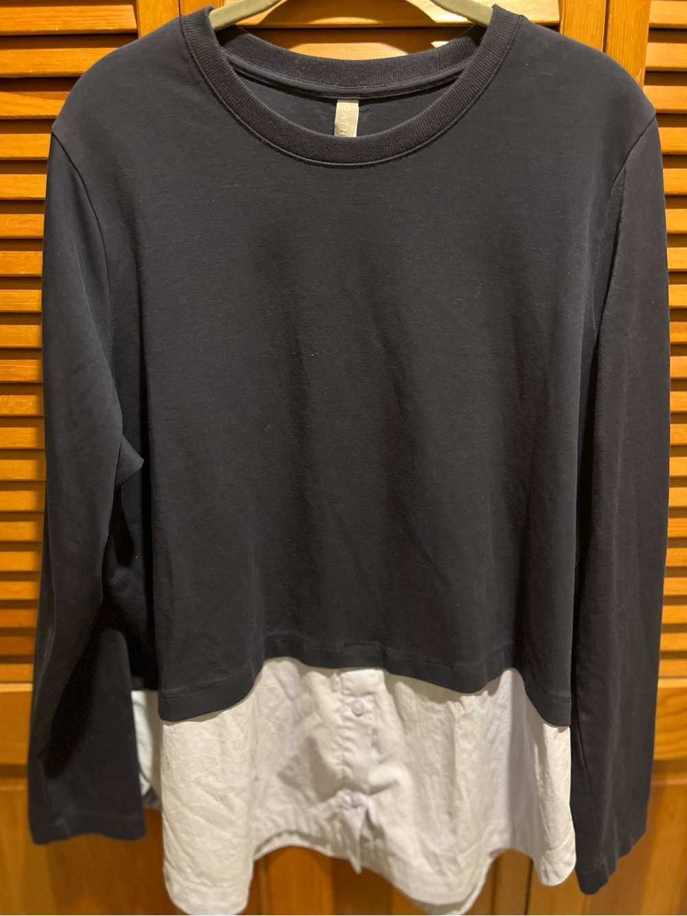 219. WOMENS ATHLETA XL DETAIL TOP